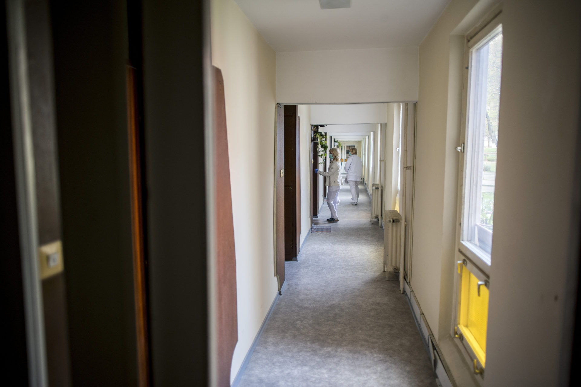 Koronavírus – Az ökormányzatok munkatársai intézik az idõs